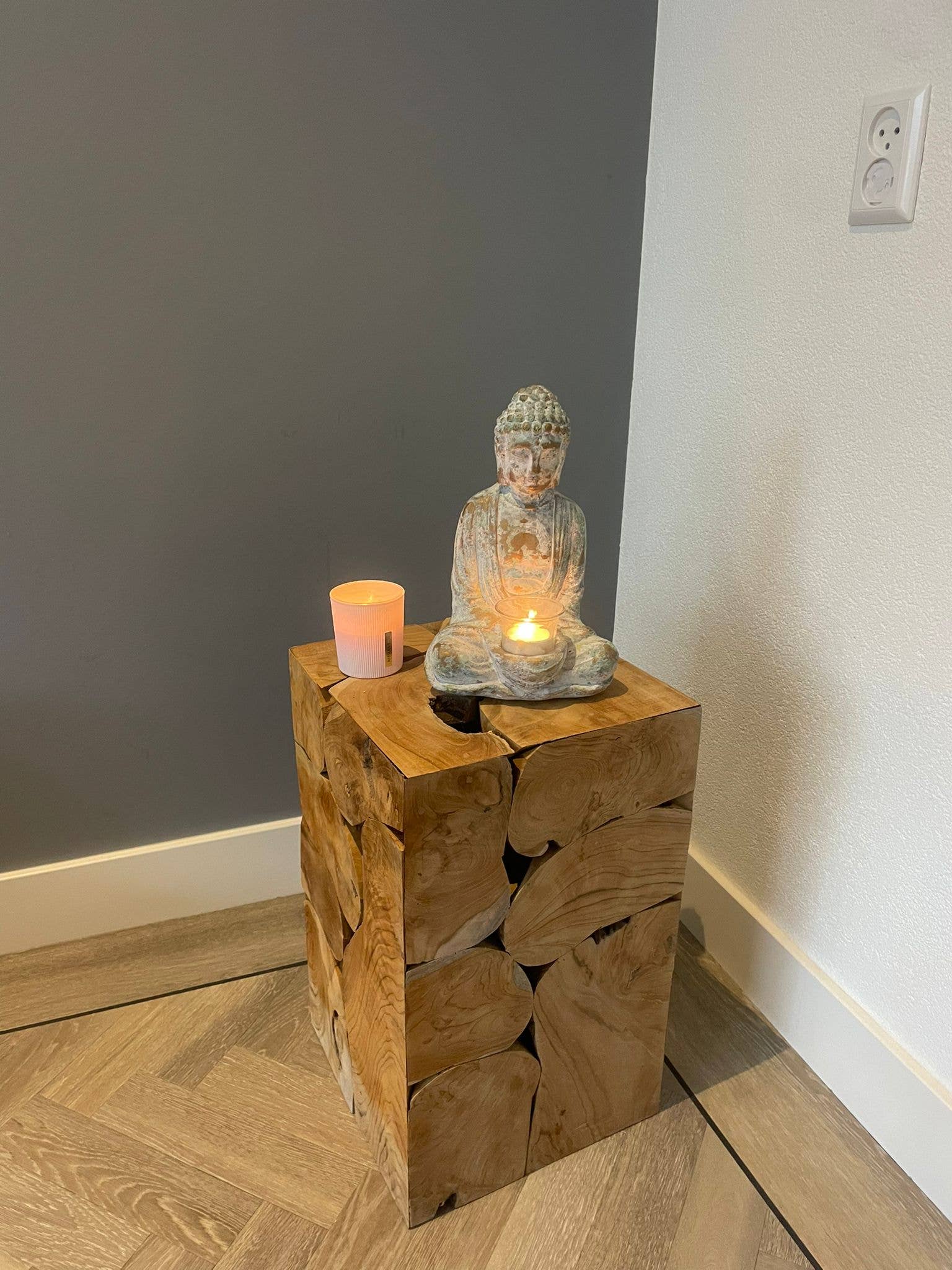 Kleiner Side Table und Pflanztopf Würfel 30 x 30 x 50 cm