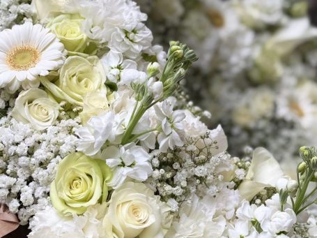 Plantula Amedorf - Trauerfloristik Weißer Blumenstrauß mit Rosen, Gänseblümchen und Schleierkraut.
